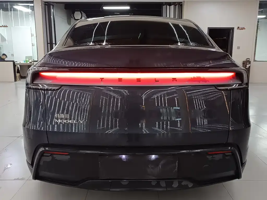 Tesla Model Y — фото 8