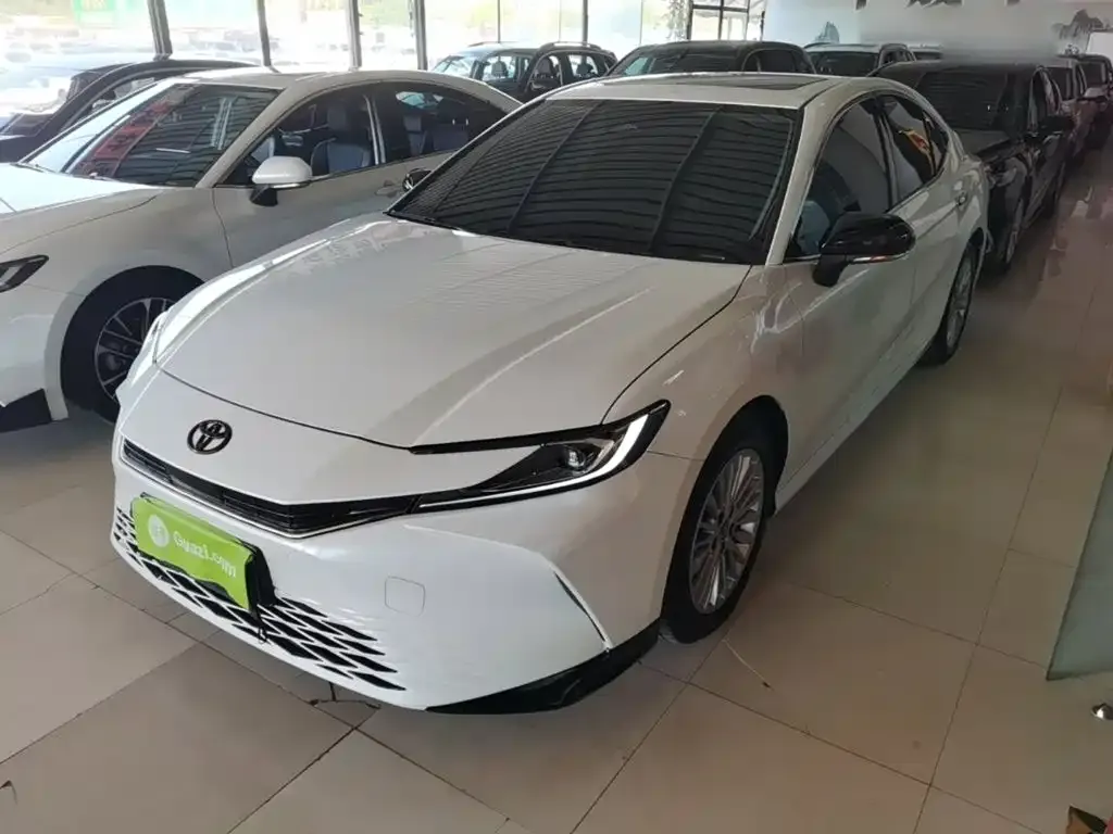 Toyota Camry — фото 1