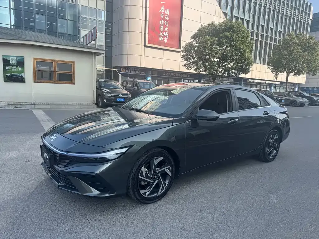 Hyundai Elantra — фото 1