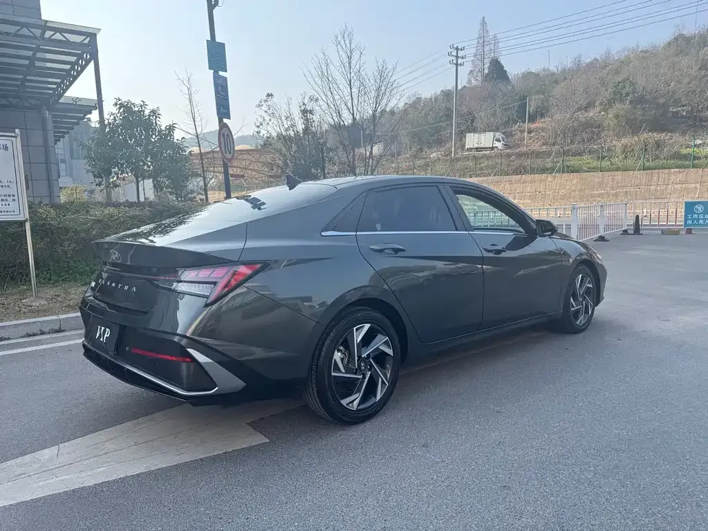 Hyundai Elantra — фото 3