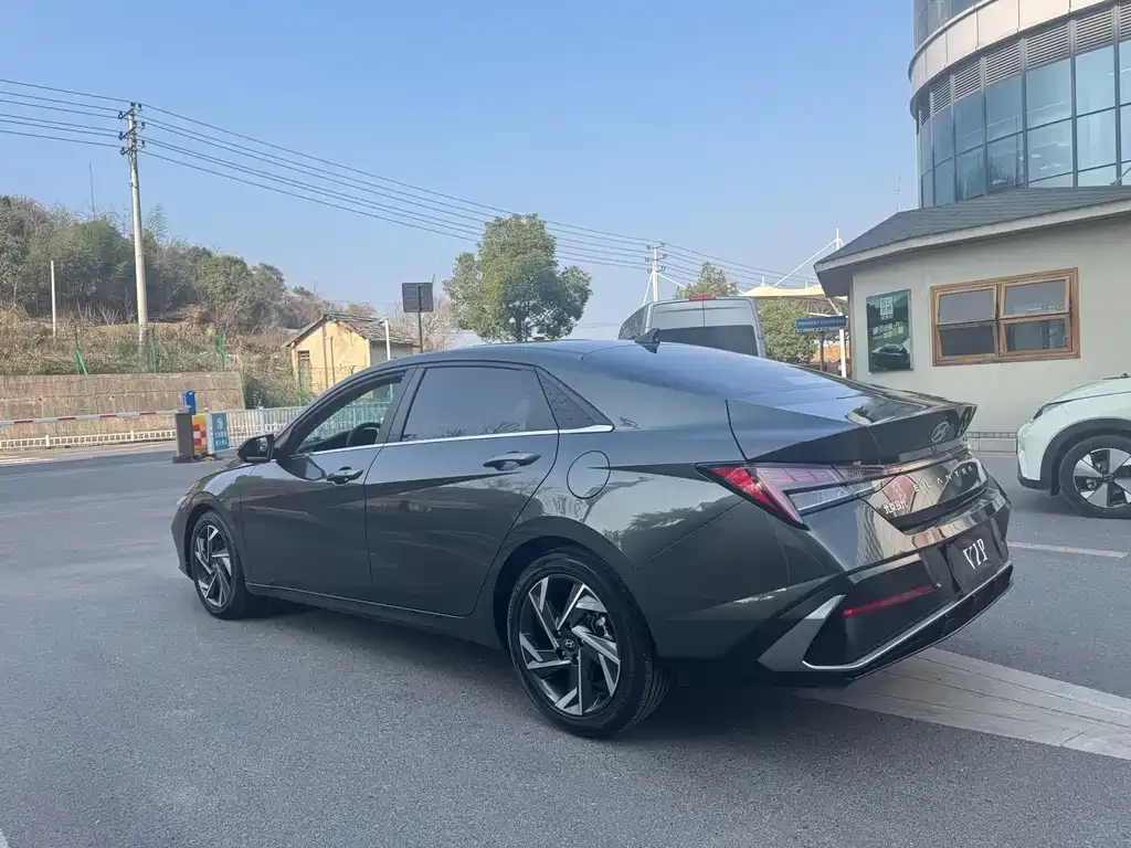 Hyundai Elantra — фото 5