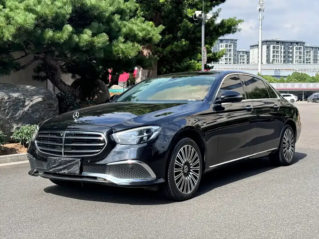 Mercedes-Benz E-Class — фото 1