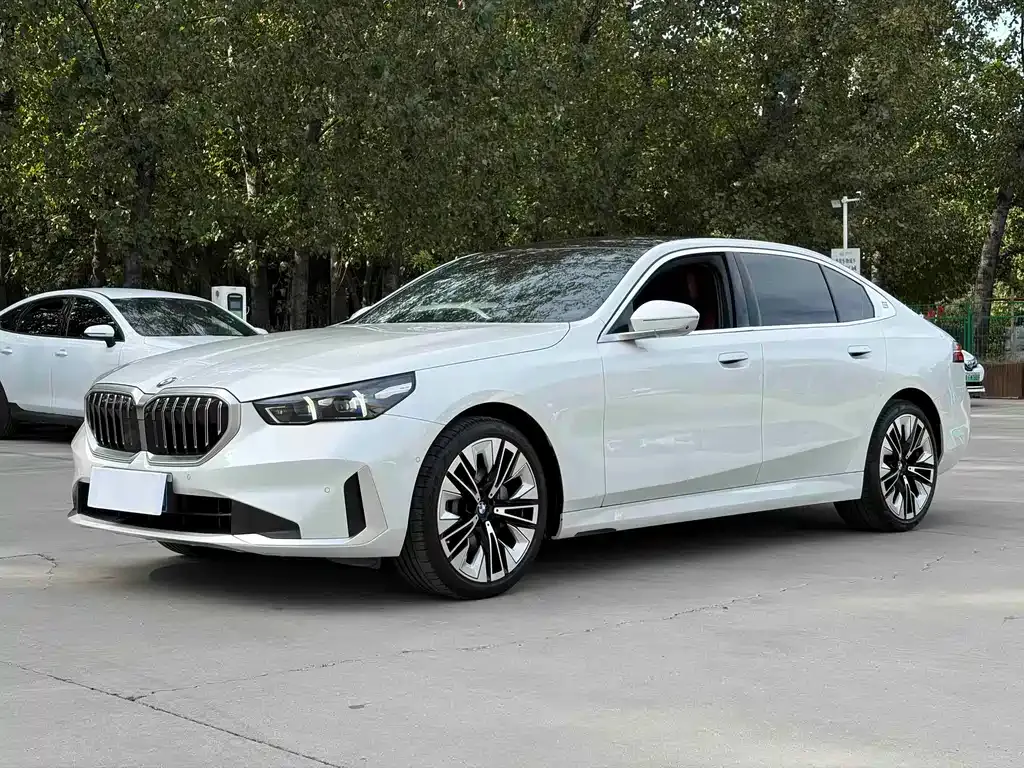 BMW 5 Series — фото 1