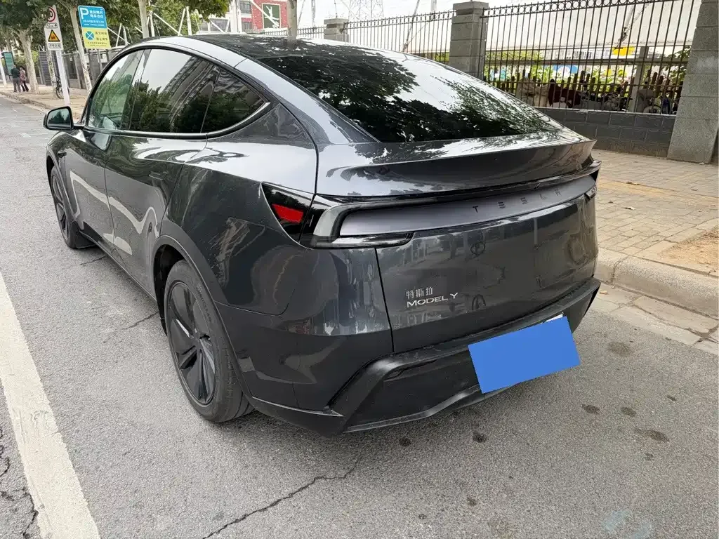 Tesla Model Y — фото 10