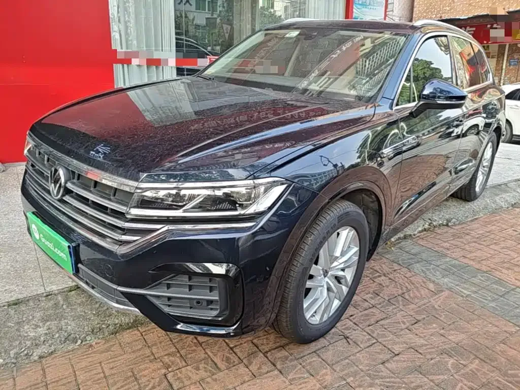 Volkswagen Touareg — фото 1