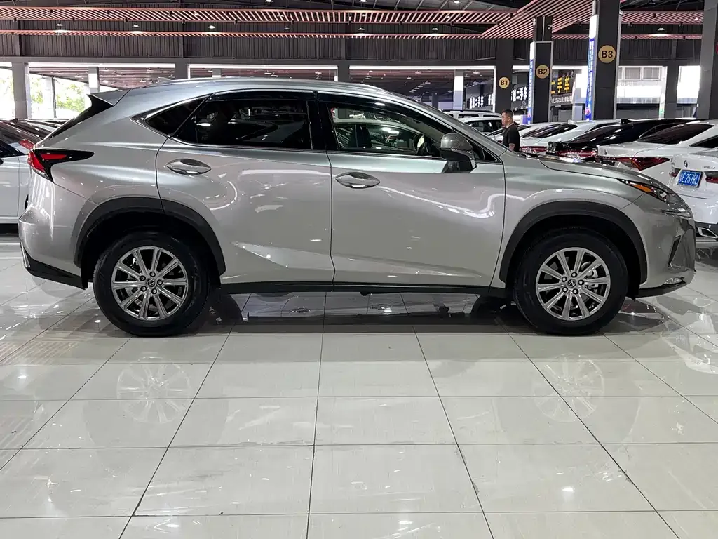 Lexus NX — фото 1