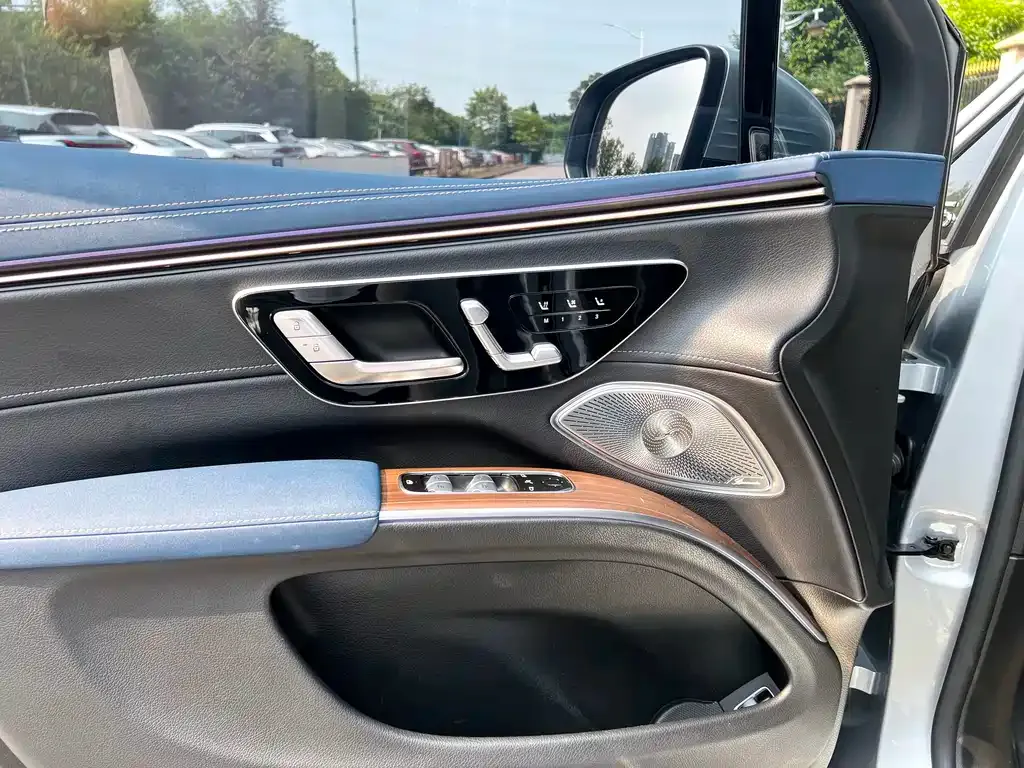 Mercedes-Benz EQS SUV — фото 7