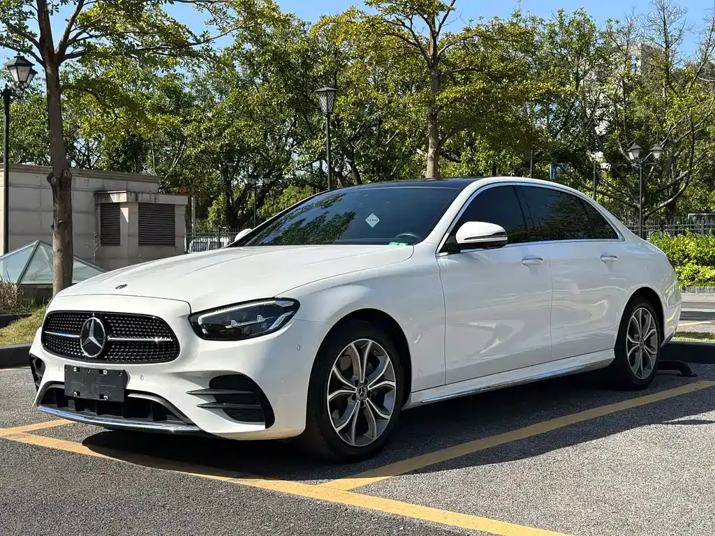 Mercedes-Benz E-Class — фото 1