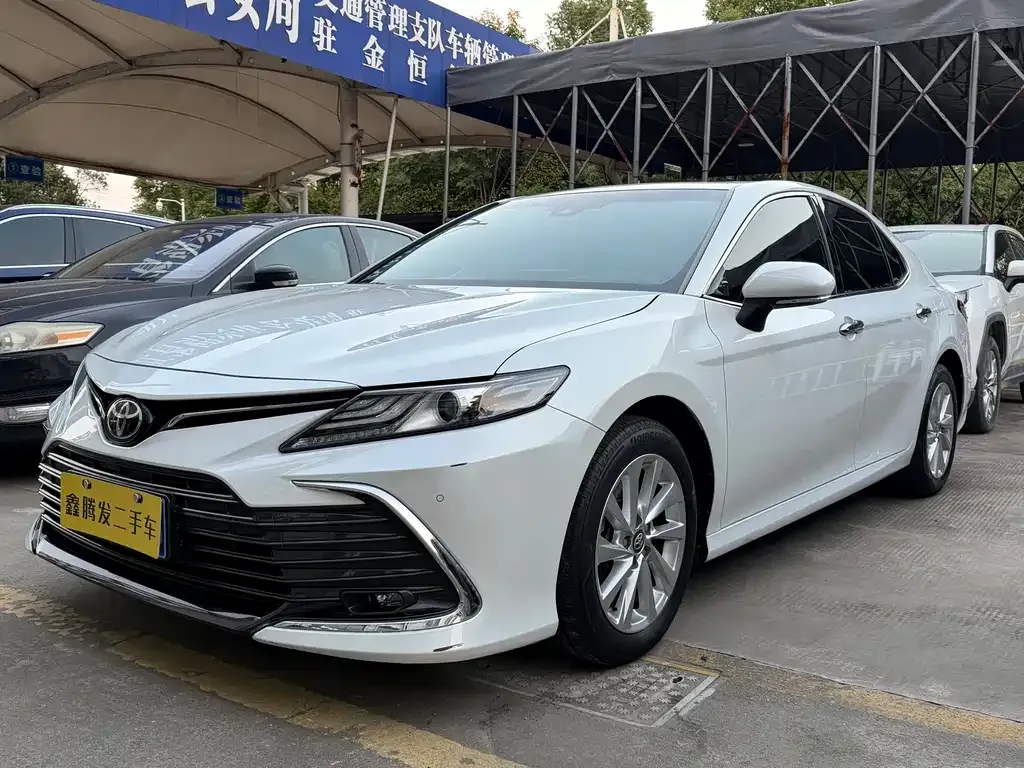 Toyota Camry — фото 1
