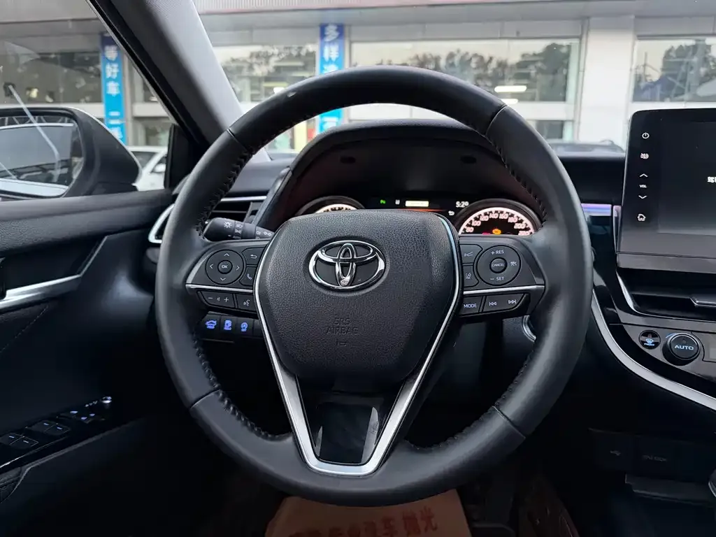 Toyota Camry — фото 9