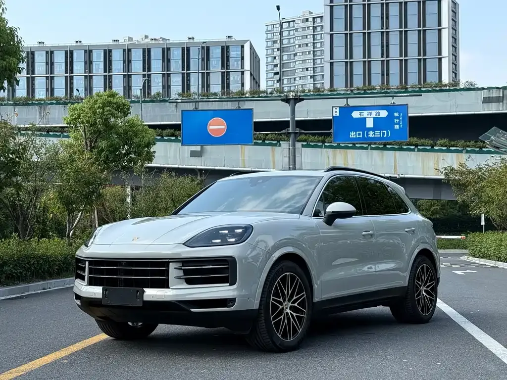 Porsche Cayenne — фото 1