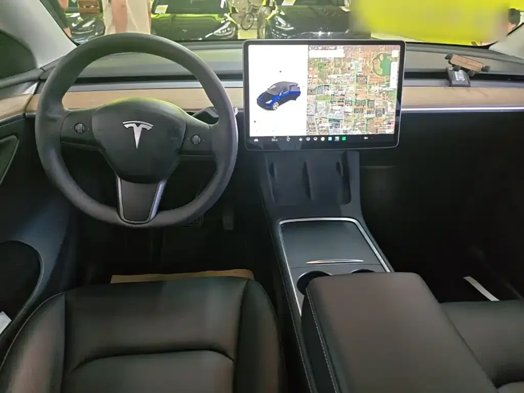 Tesla Model Y — фото 10