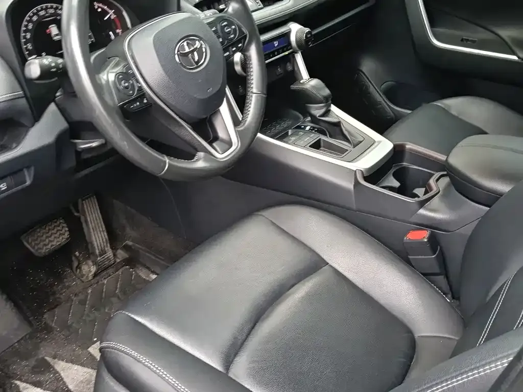 Toyota RAV4 — фото 8