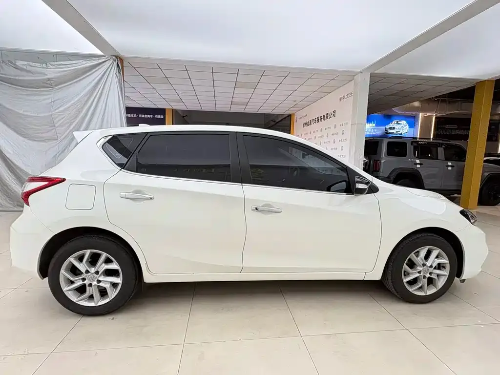 Nissan Tiida — фото 8