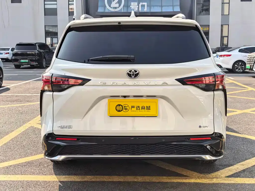 Toyota Granvia — фото 10