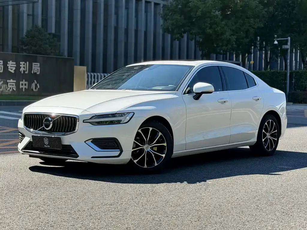 Volvo S60 — фото 1