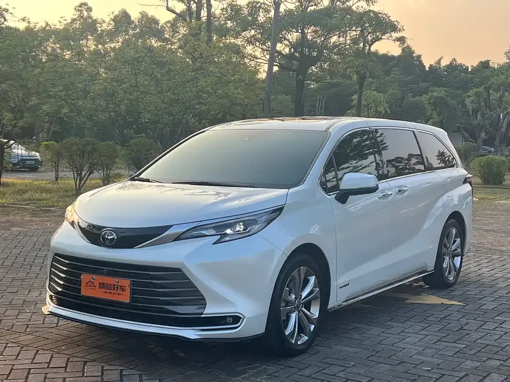 Toyota Sienna — фото 1