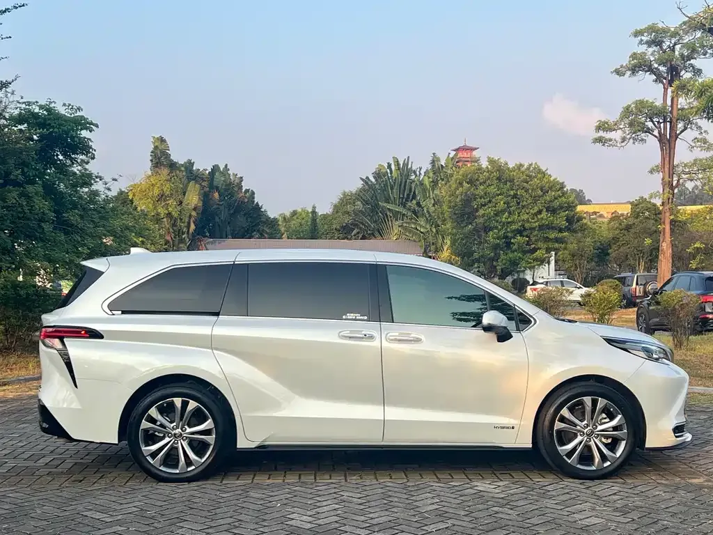 Toyota Sienna — фото 9