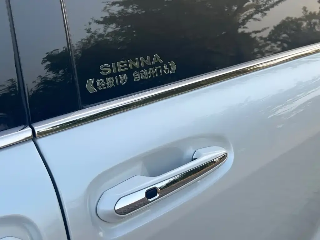 Toyota Sienna — фото 2