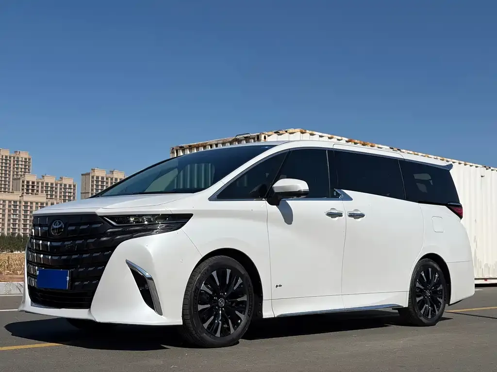 Toyota Alphard — фото 1