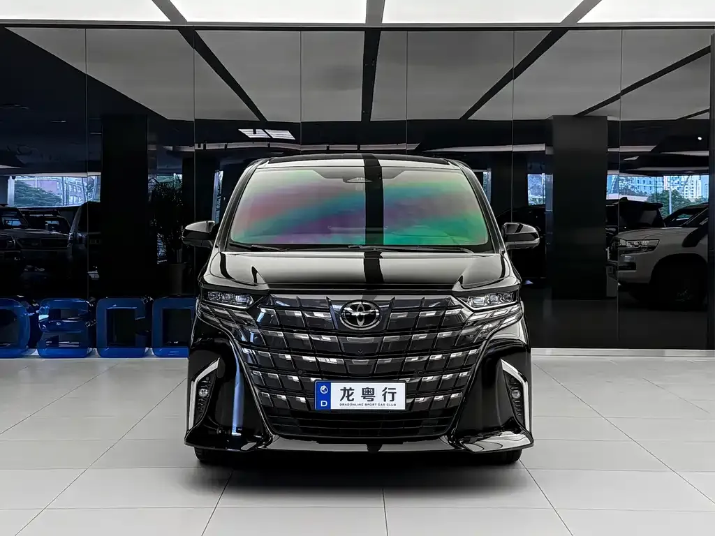 Toyota Alphard — фото 1
