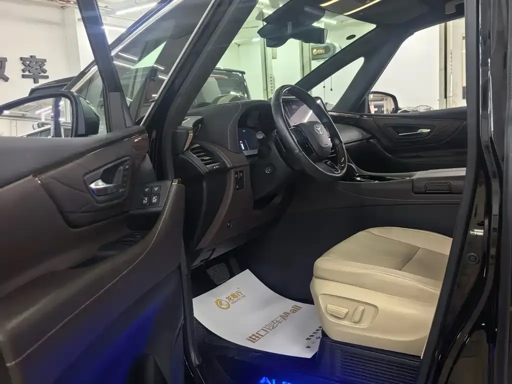 Toyota Alphard — фото 2