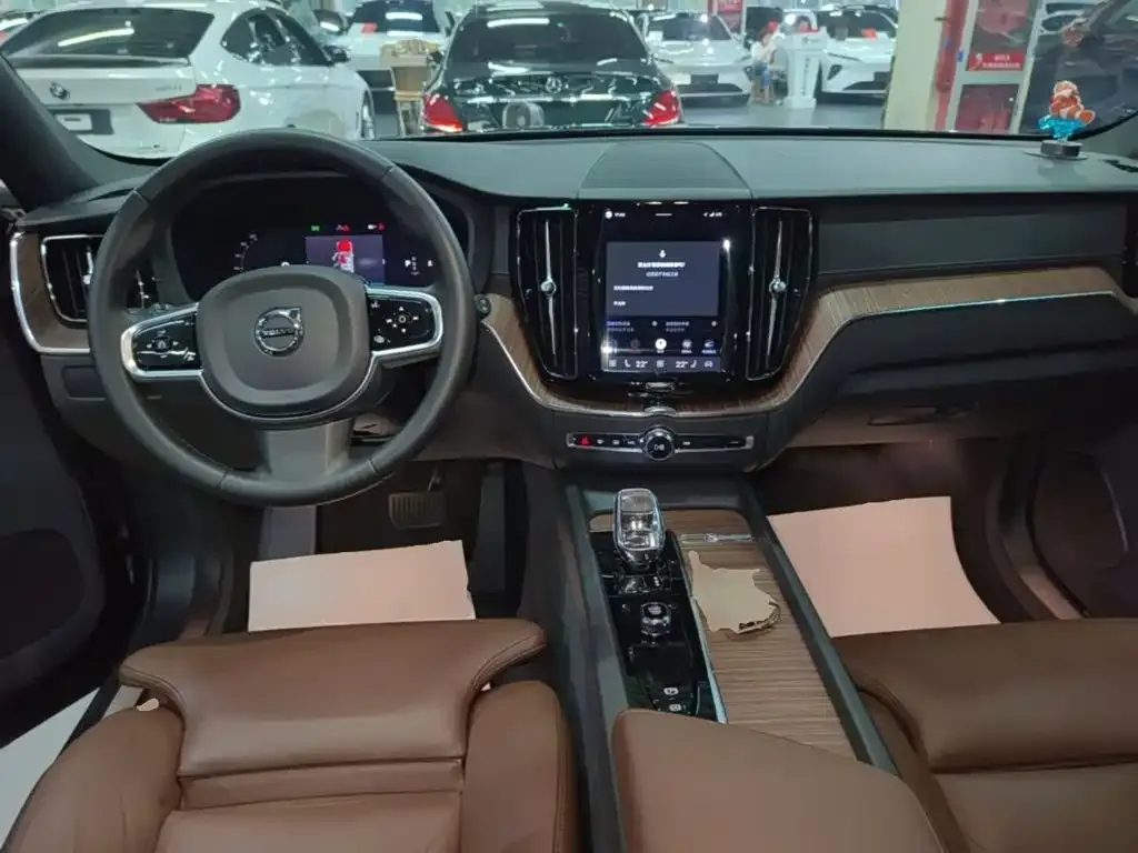 Volvo XC60 — фото 10