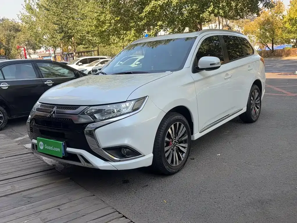 Mitsubishi Outlander — фото 1