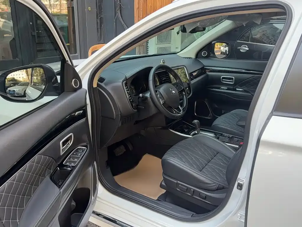 Mitsubishi Outlander — фото 10