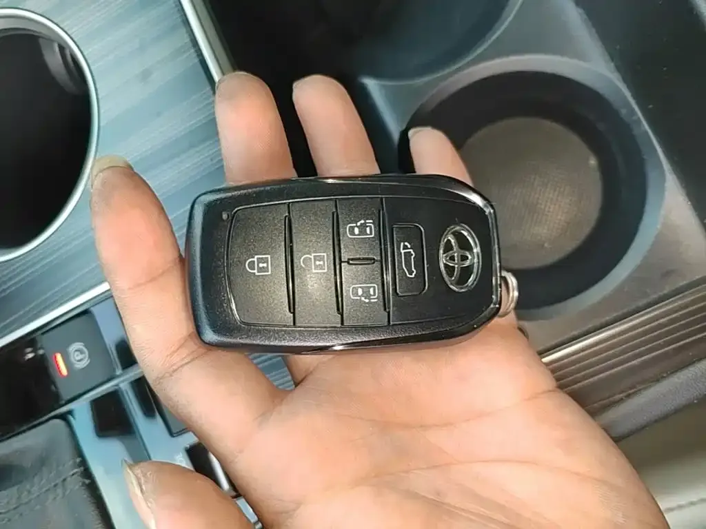 Toyota Sienna — фото 10