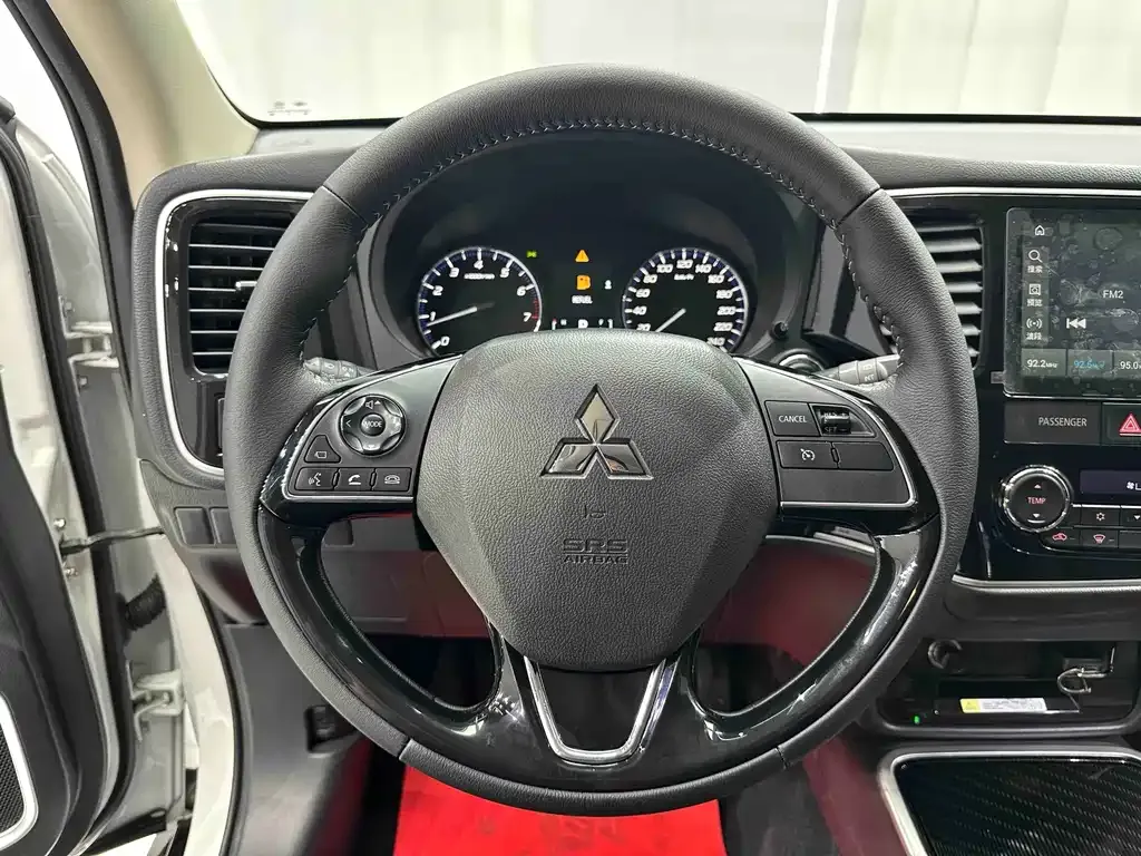 Mitsubishi Outlander — фото 8