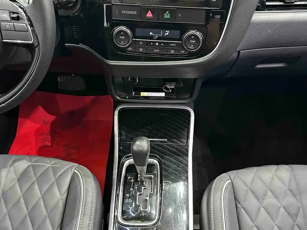 Mitsubishi Outlander — фото 10