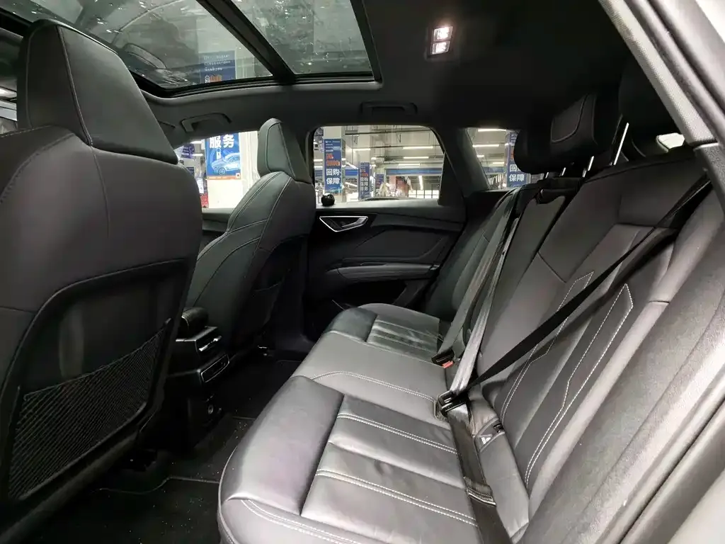 Audi Q4 e-tron — фото 10