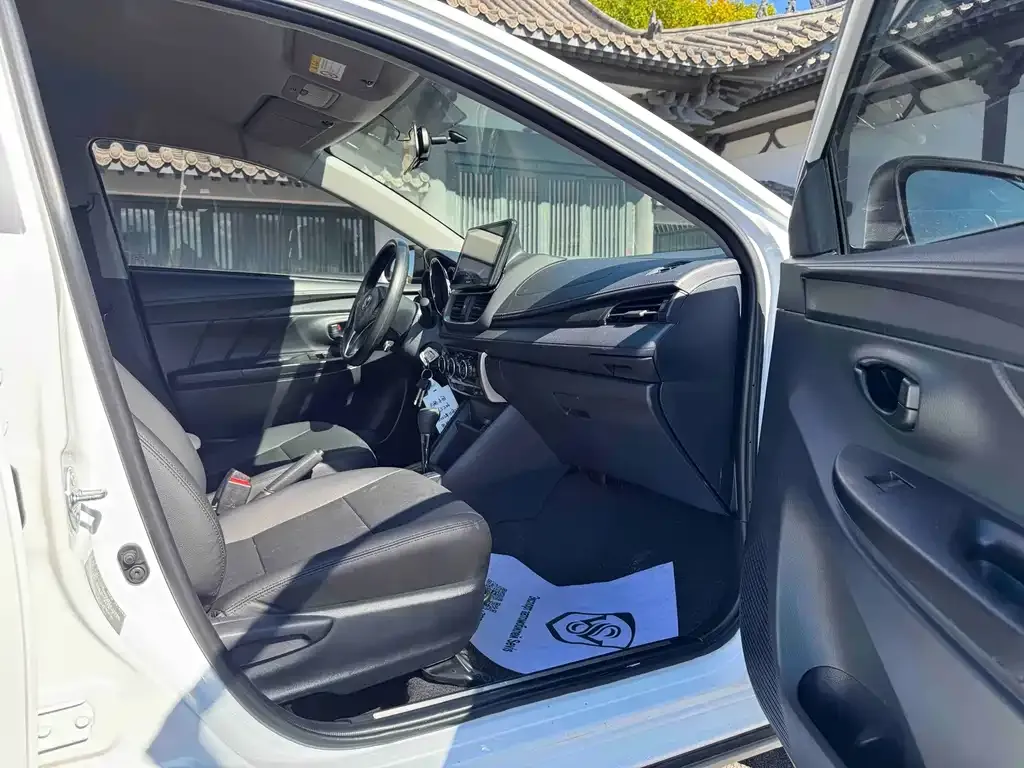 Toyota Yaris L — фото 10