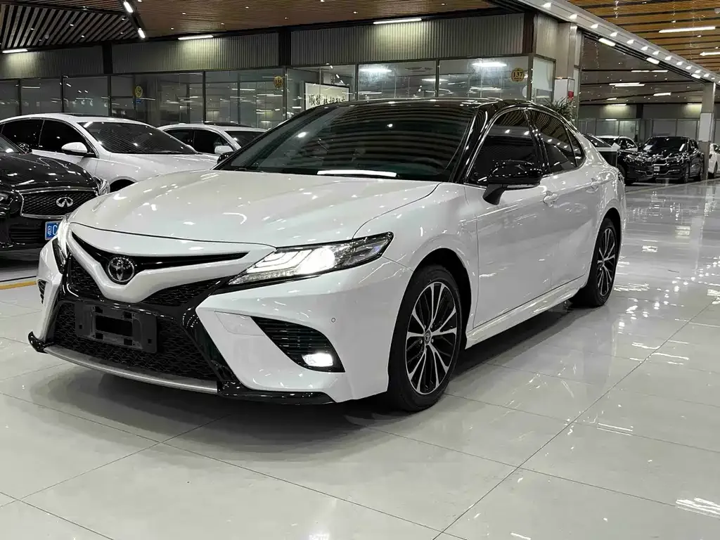 Toyota Camry — фото 1