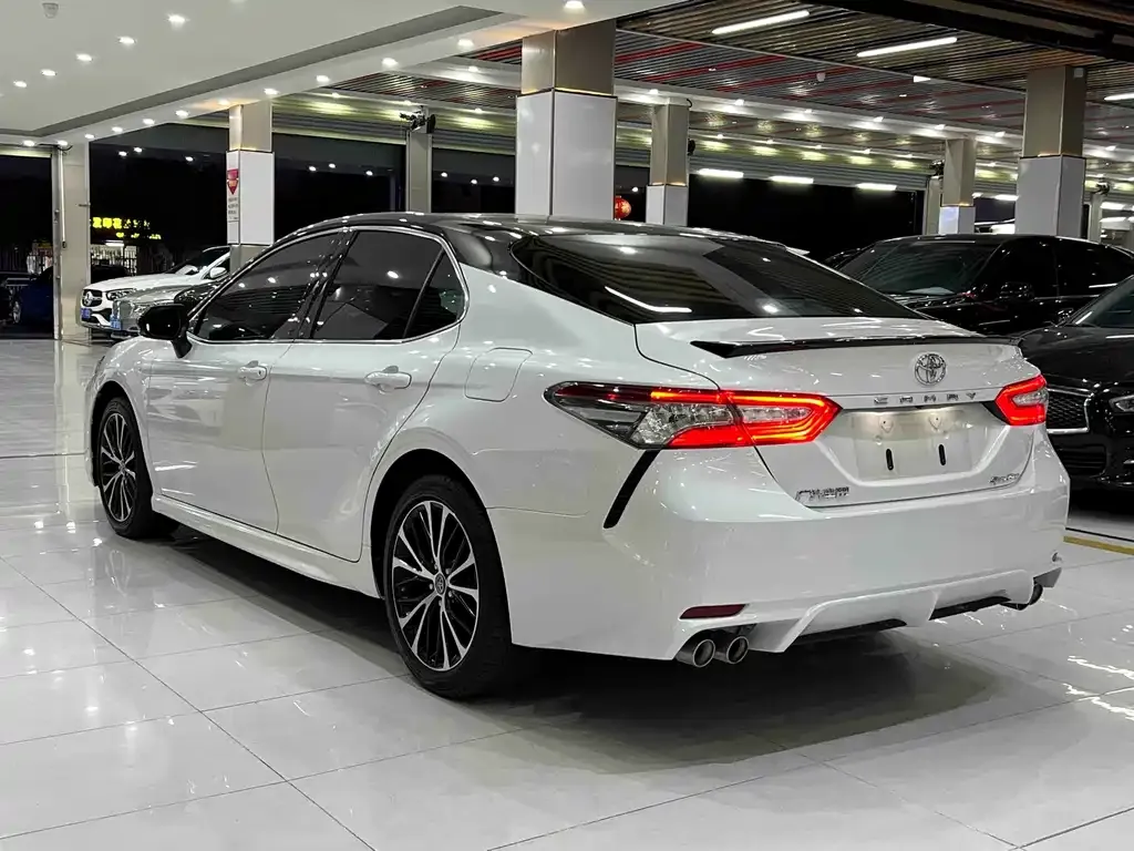 Toyota Camry — фото 3