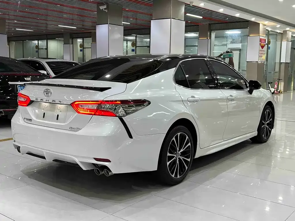 Toyota Camry — фото 2