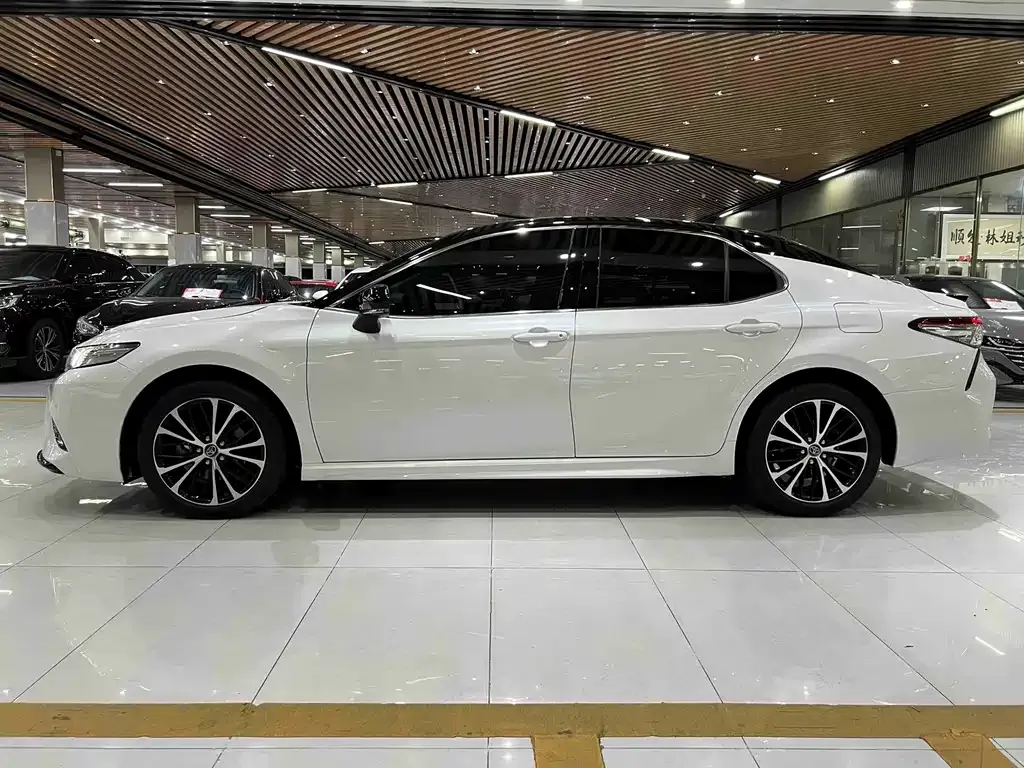 Toyota Camry — фото 10