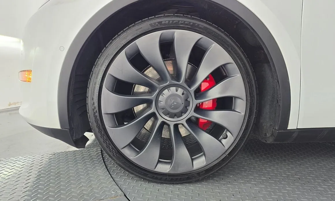 Tesla Model Y — фото 10