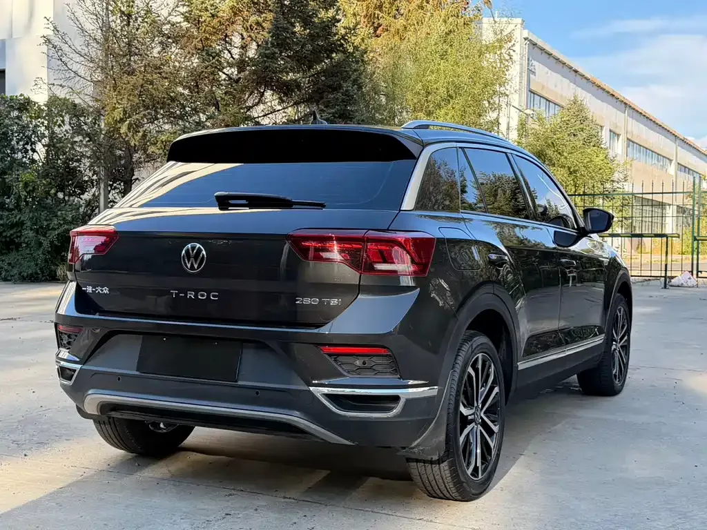 Volkswagen T-Roc — фото 10