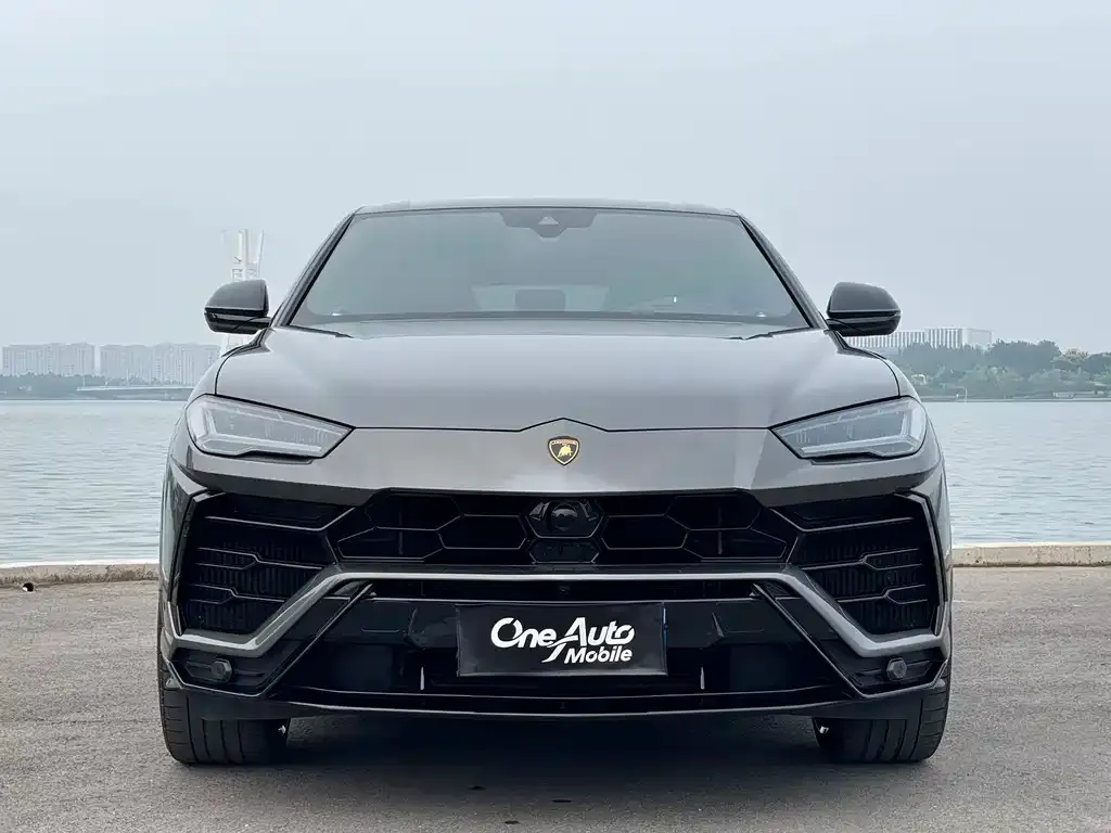 Lamborghini Urus — фото 1