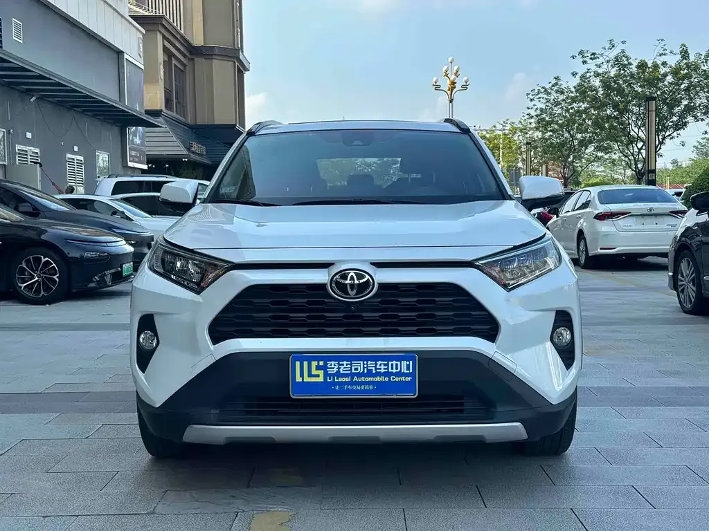 Toyota RAV4 — фото 9