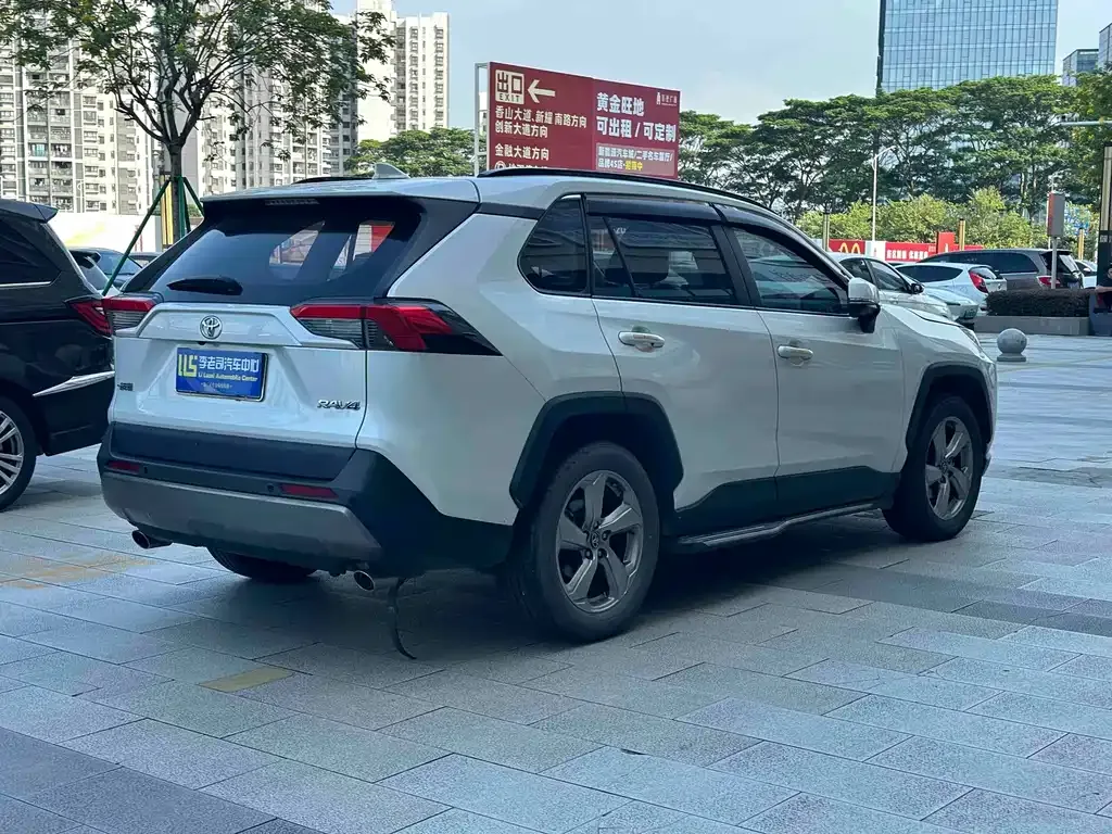 Toyota RAV4 — фото 7