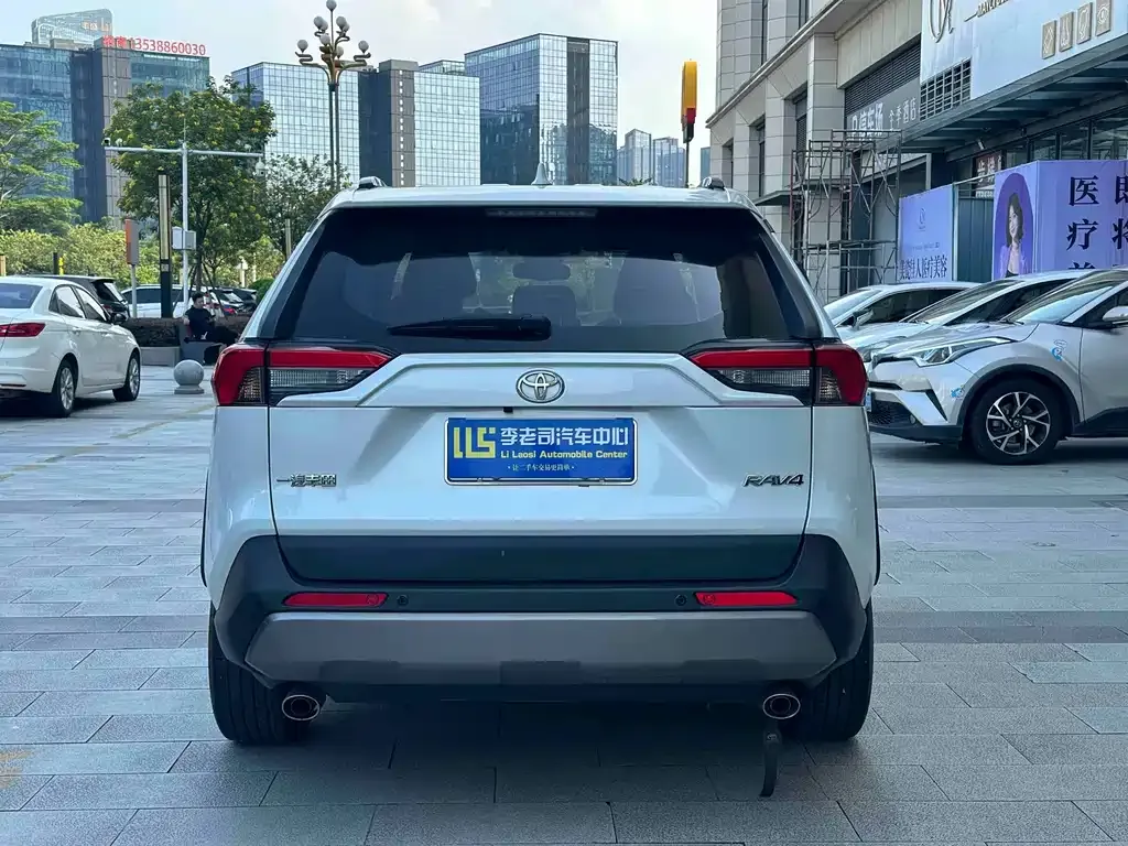 Toyota RAV4 — фото 8