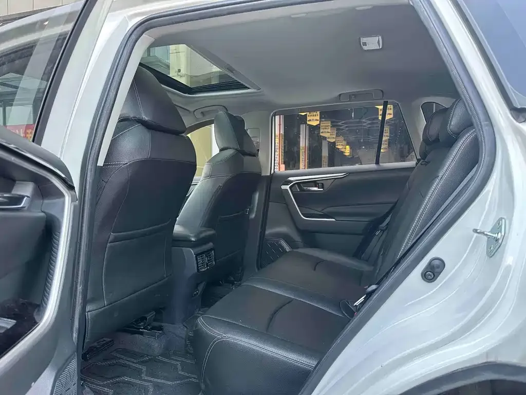 Toyota RAV4 — фото 5