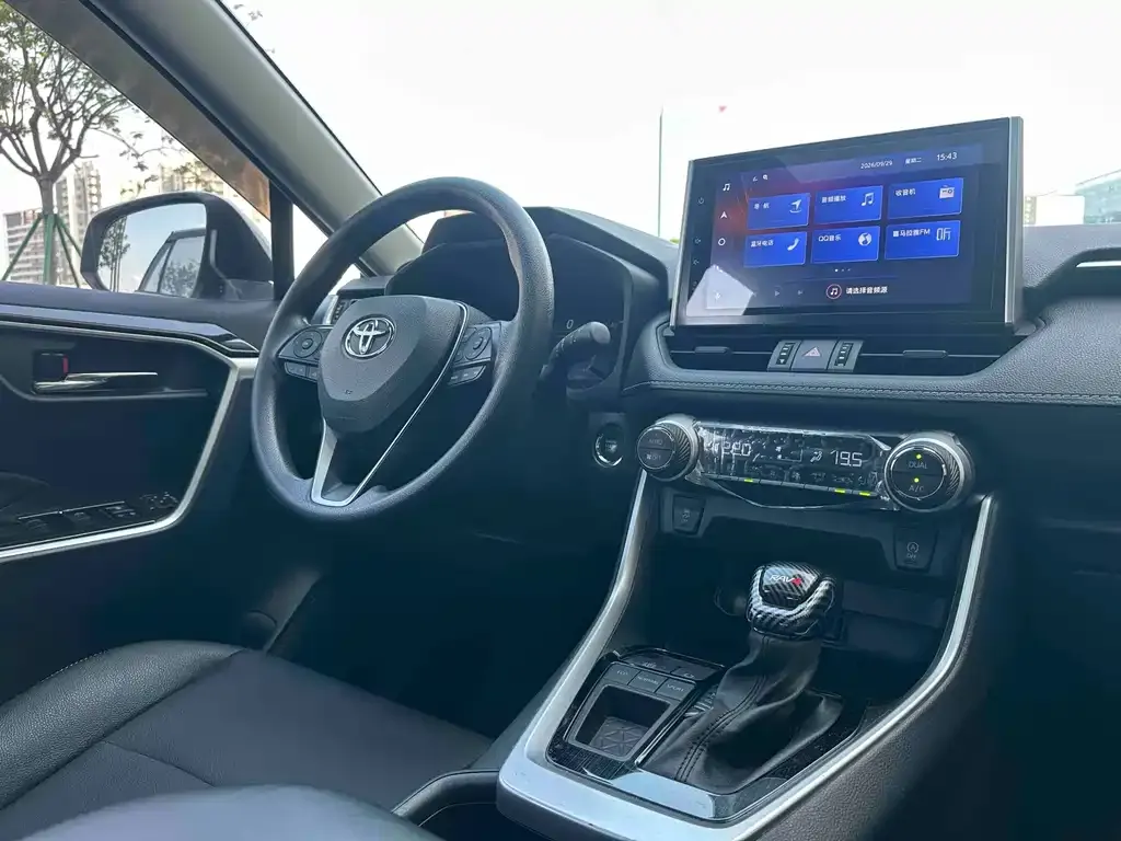 Toyota RAV4 — фото 4