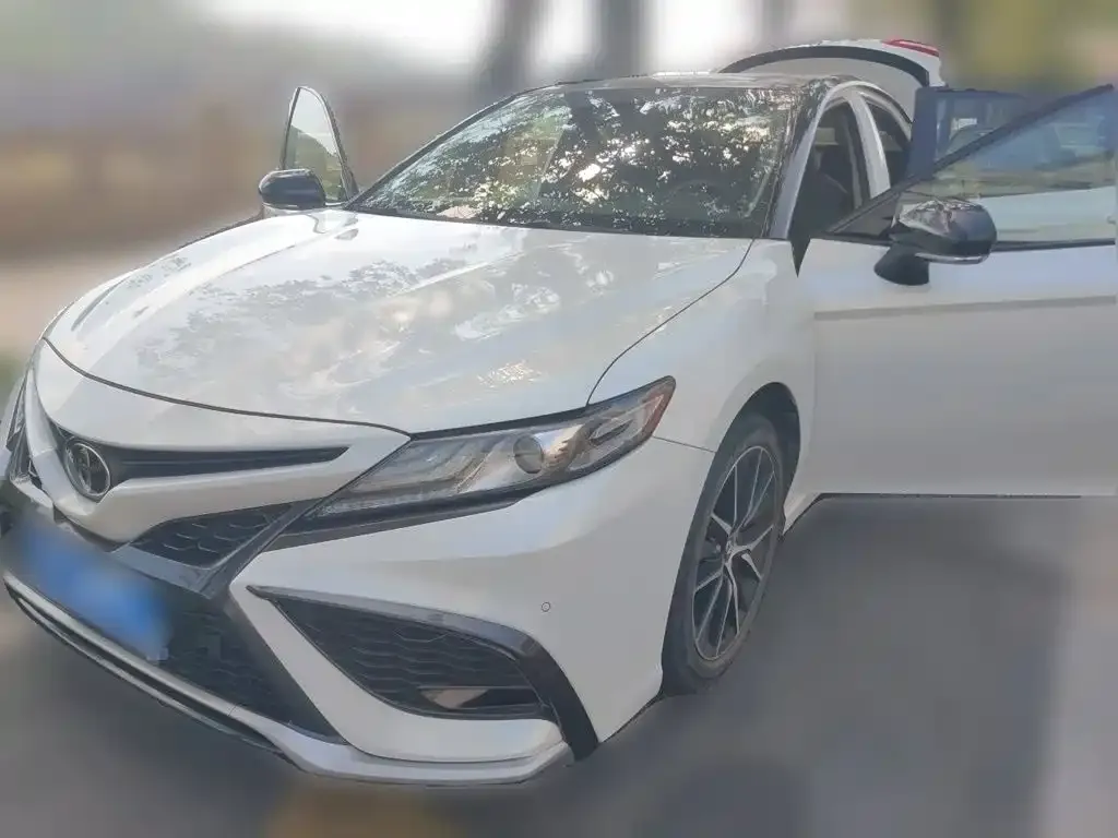 Toyota Camry — фото 1