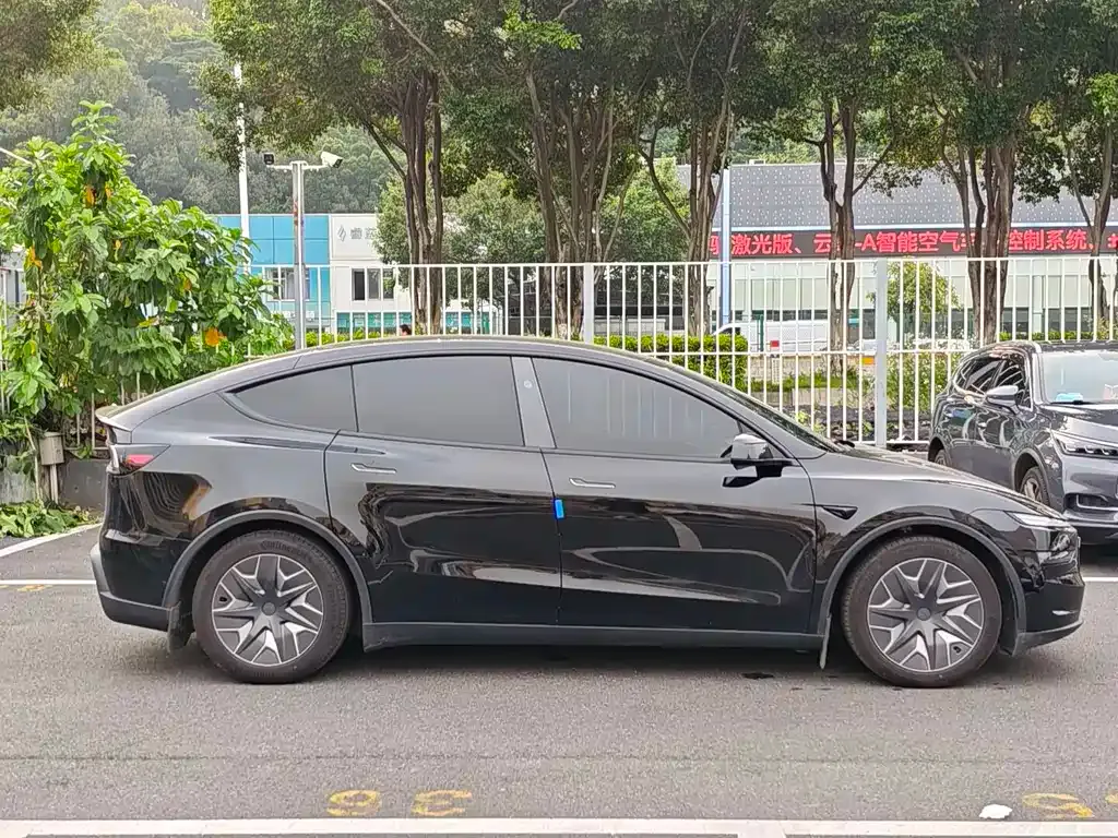 Tesla Model Y L — фото 6