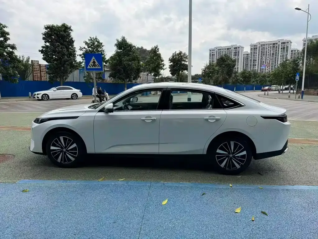 Changan Eado PHEV — фото 4