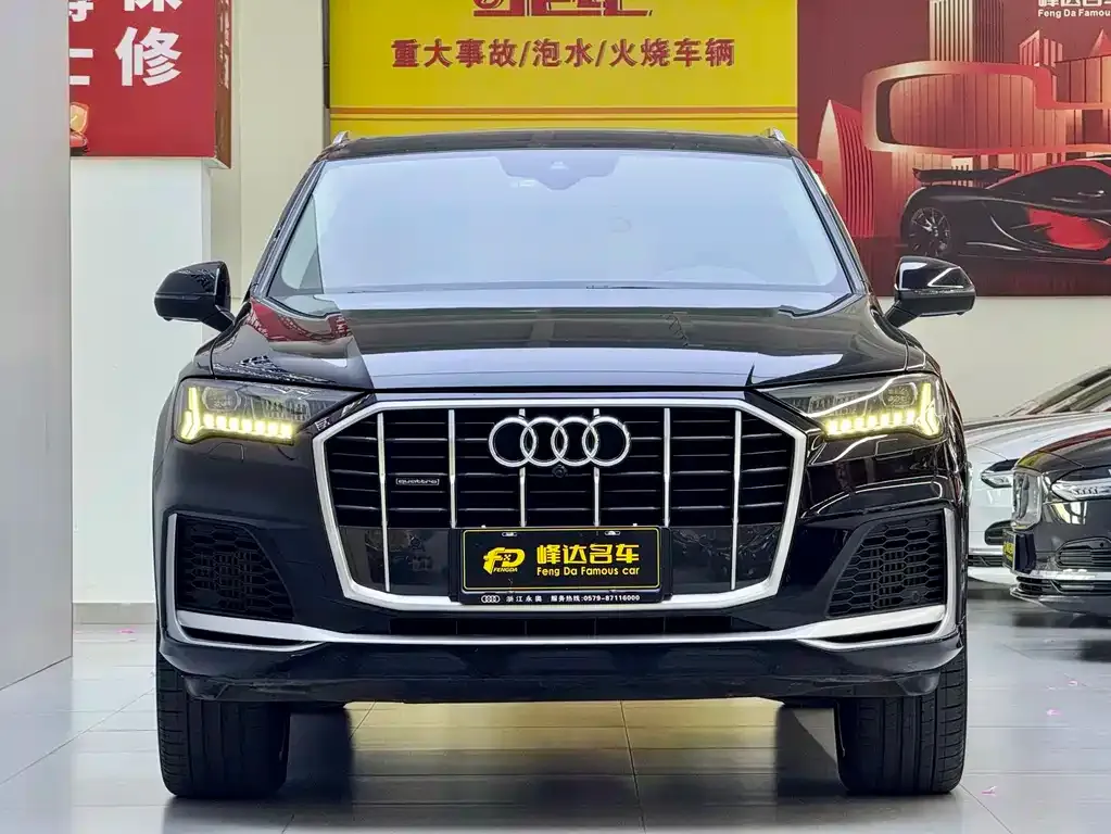Audi Q7 — фото 1